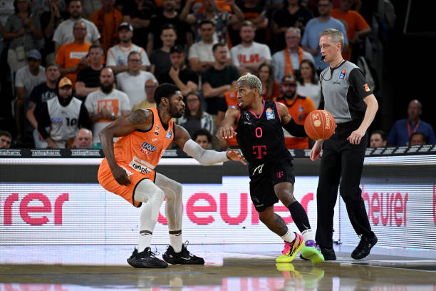 通过更加紧 通过更加紧